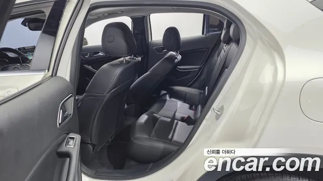 Mercedes-Benz GLA 2017 thumb 11