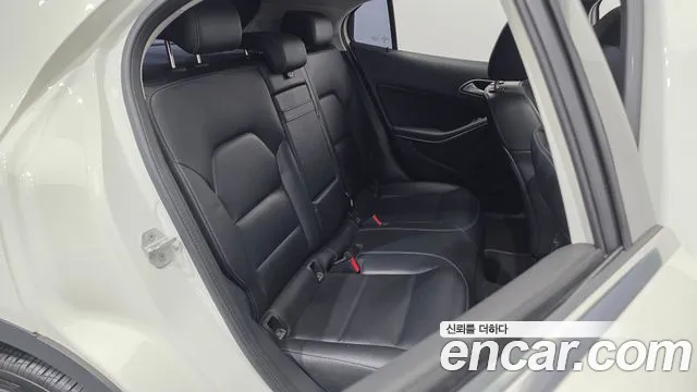 Mercedes-Benz GLA 2017 thumb 12