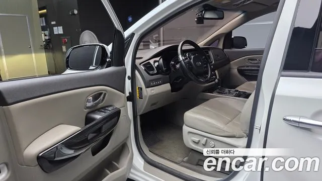 Kia Carnival 2014 thumb 10