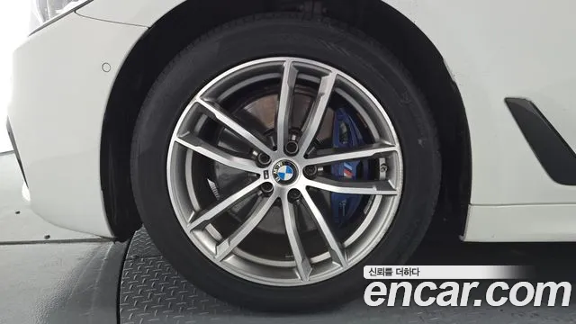 BMW 5-Series 2017 thumb 4