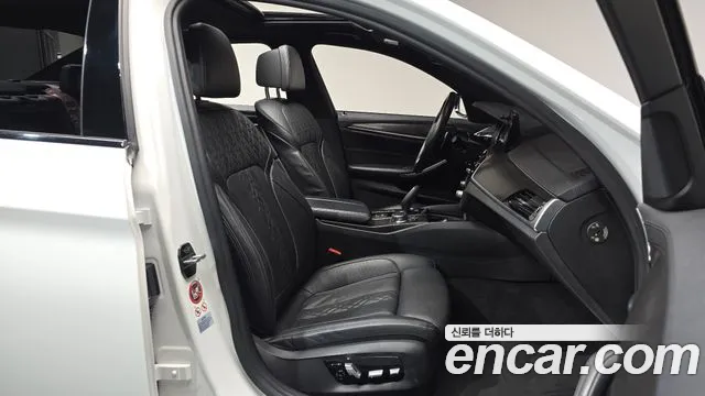 BMW 5-Series 2017 thumb 10