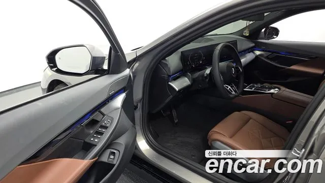 BMW 5-Series 2025 thumb 10
