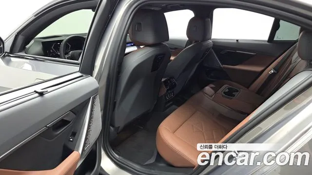 BMW 5-Series 2025 thumb 11