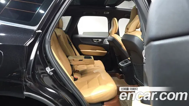 Volvo XC60 2018 thumb 11