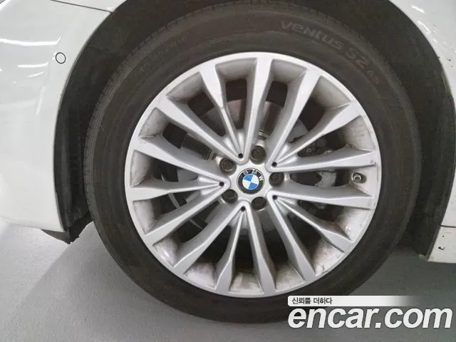 BMW 5-Series 2019 thumb 8