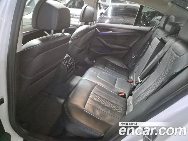 BMW 5-Series 2019 thumb 9