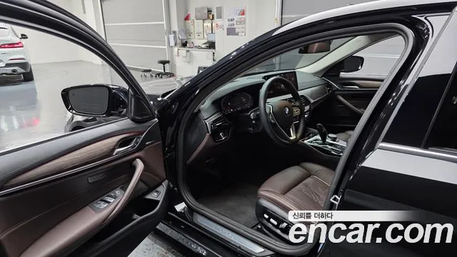 BMW 5-Series 2023 thumb 10