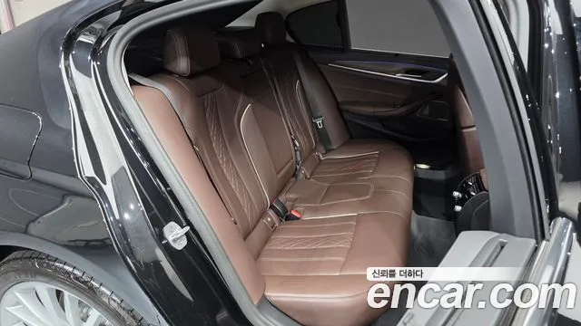 BMW 5-Series 2023 thumb 11