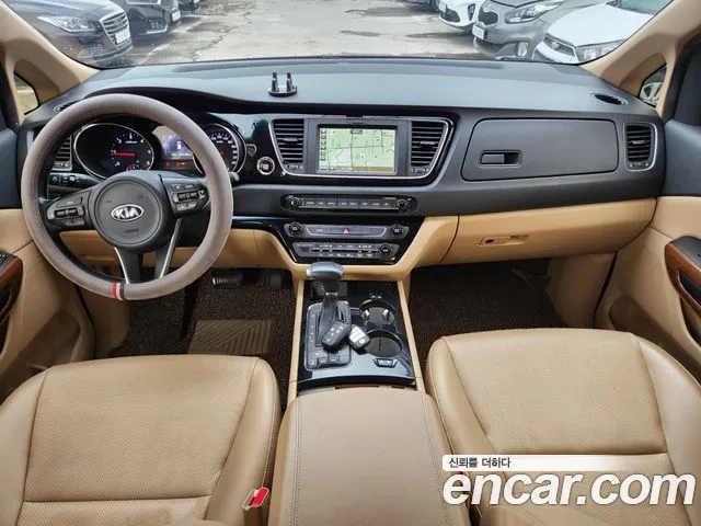 Kia Carnival 2017 thumb 10