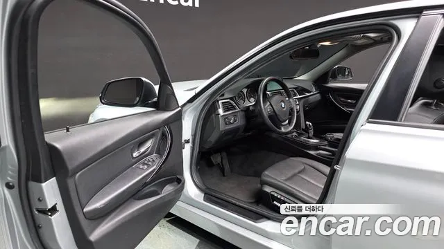 BMW 3-Series 2015 thumb 10