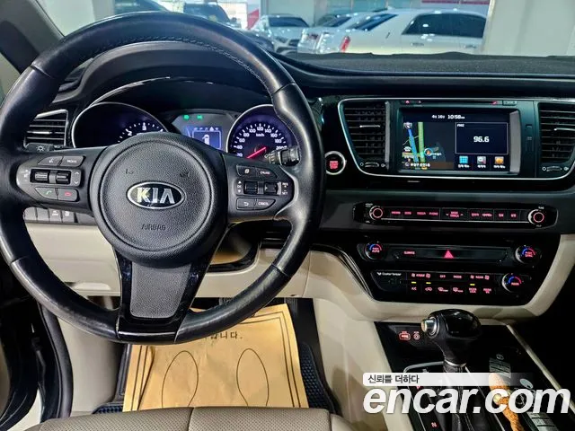 Kia Carnival 2015 thumb 10