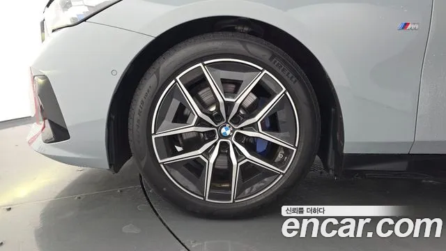 BMW 5-Series 2025 thumb 5