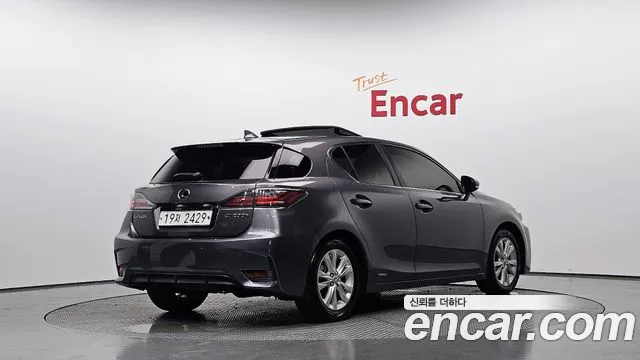 Lexus CT200h 2015 thumb 2