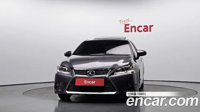 Lexus CT200h 2015 thumb 3
