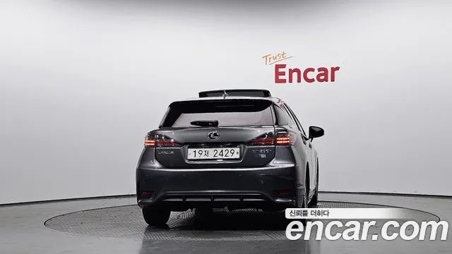 Lexus CT200h 2015 thumb 4