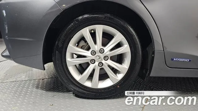 Lexus CT200h 2015 thumb 5