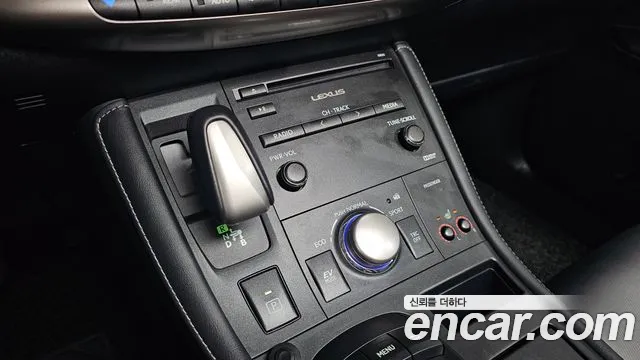 Lexus CT200h 2015 thumb 9