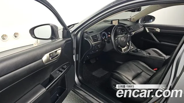 Lexus CT200h 2015 thumb 10