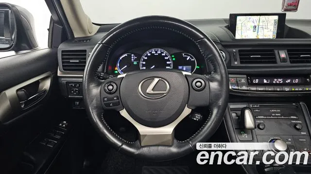 Lexus CT200h 2015 thumb 12