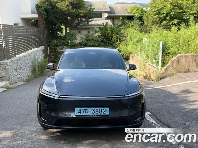 Tesla Model Y 2025 thumb 2