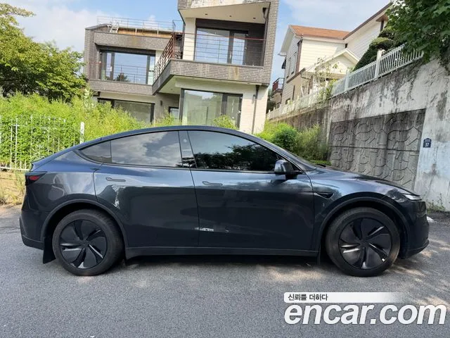 Tesla Model Y 2025 thumb 4
