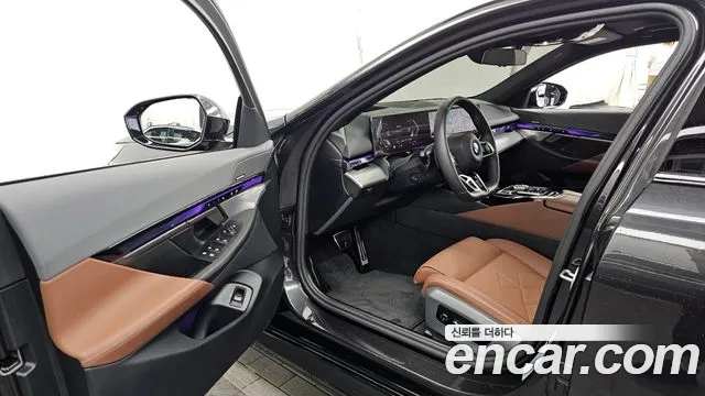 BMW 5-Series 2025 thumb 10