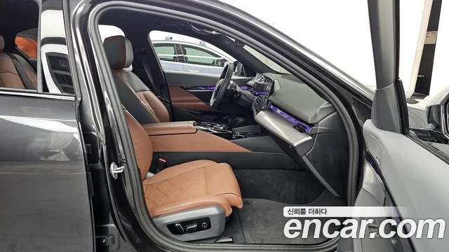 BMW 5-Series 2025 thumb 11