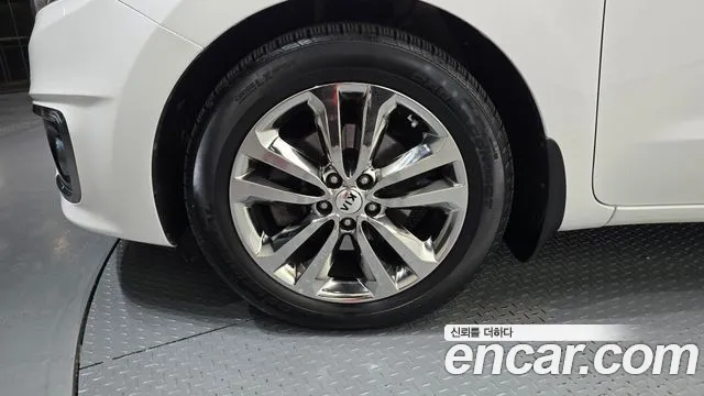 Kia Carnival 2015 thumb 5