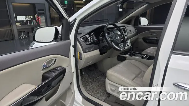 Kia Carnival 2015 thumb 10