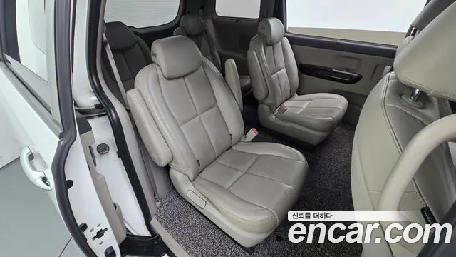 Kia Carnival 2015 thumb 11