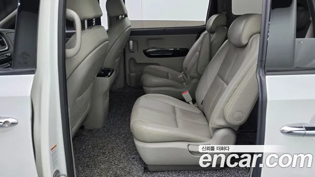 Kia Carnival 2015 thumb 12