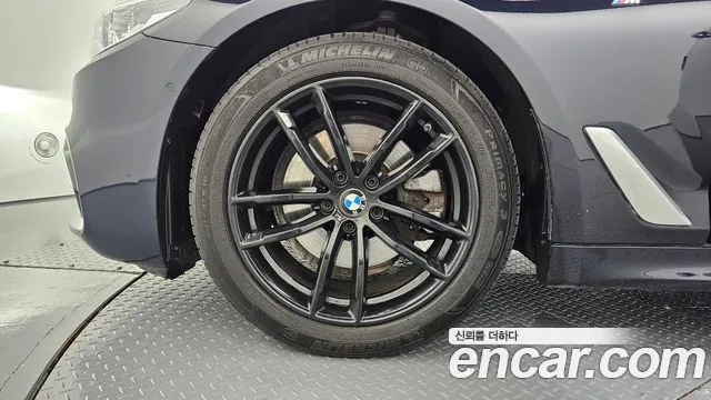 BMW 5-Series 2017 thumb 5