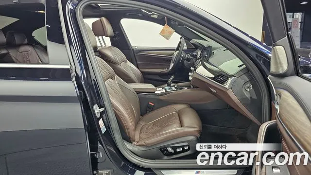 BMW 5-Series 2017 thumb 11