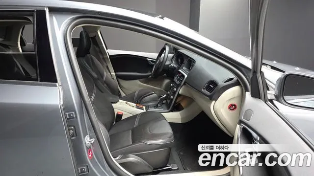 Volvo V40 2015 thumb 12