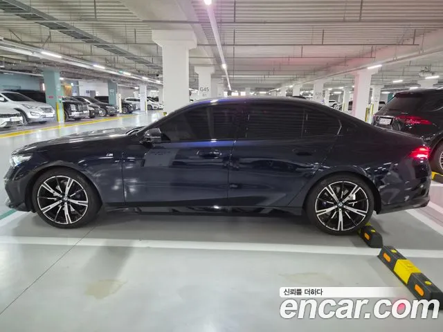 BMW 5-Series 2025 thumb 2