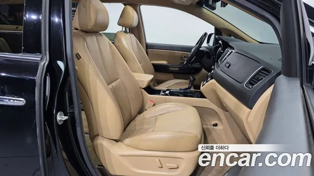 Kia Carnival 2016 thumb 10