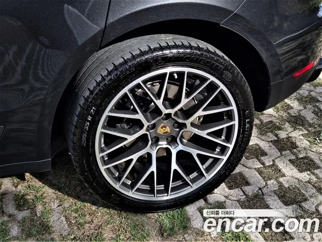 Porsche Macan 2021 thumb 5