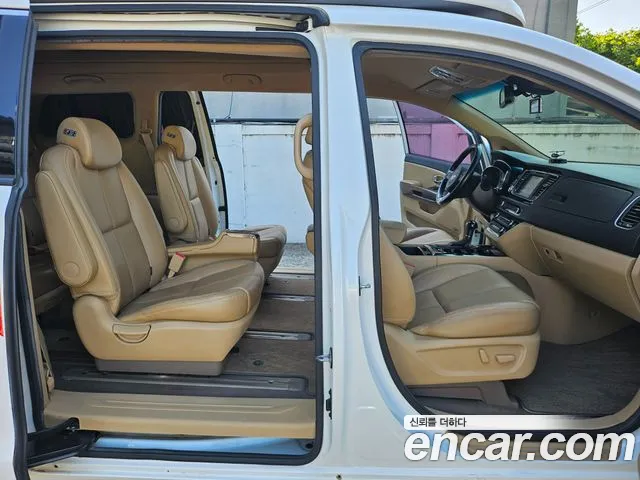 Kia Carnival 2015 thumb 9