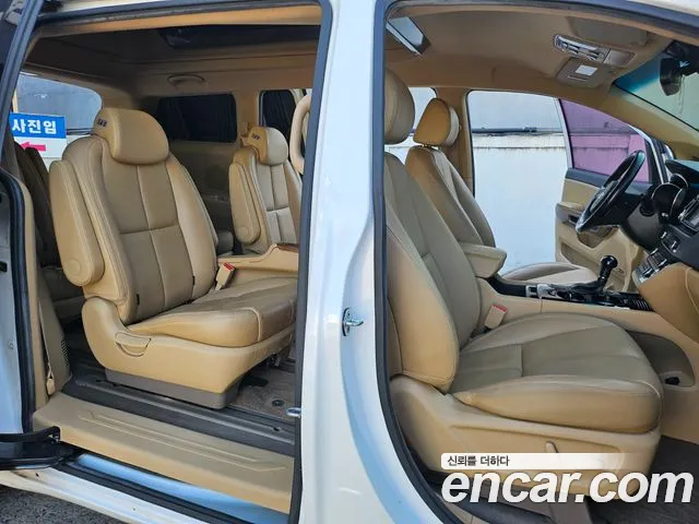 Kia Carnival 2015 thumb 10