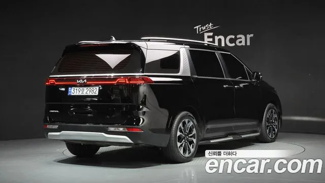 Kia Carnival 2023 thumb 2