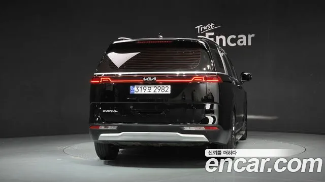 Kia Carnival 2023 thumb 4