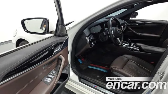 BMW 5-Series 2022 thumb 10