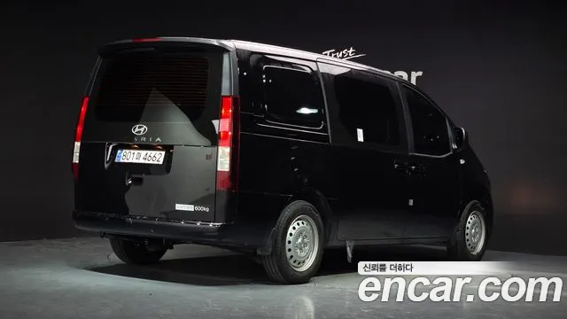 Hyundai Staria 2024 thumb 2
