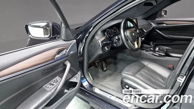 BMW 5-Series 2017 thumb 10