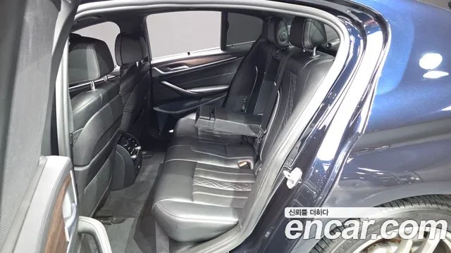 BMW 5-Series 2017 thumb 12