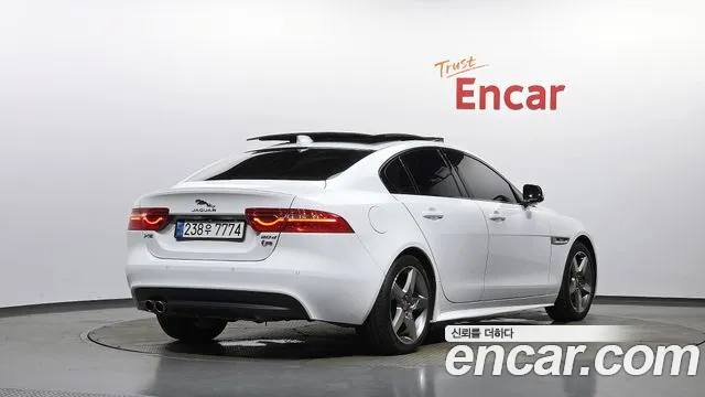Jaguar XE 2019 thumb 2