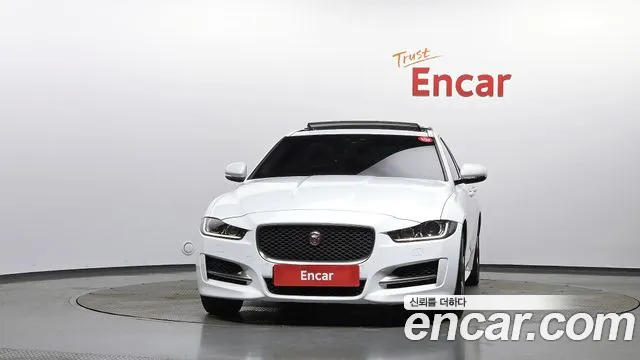 Jaguar XE 2019 thumb 3