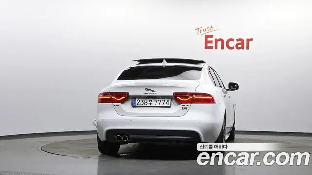Jaguar XE 2019 thumb 4