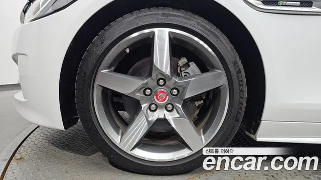 Jaguar XE 2019 thumb 5