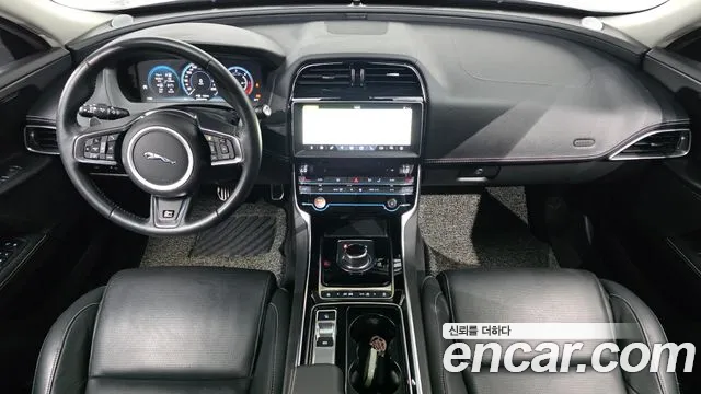Jaguar XE 2019 thumb 7